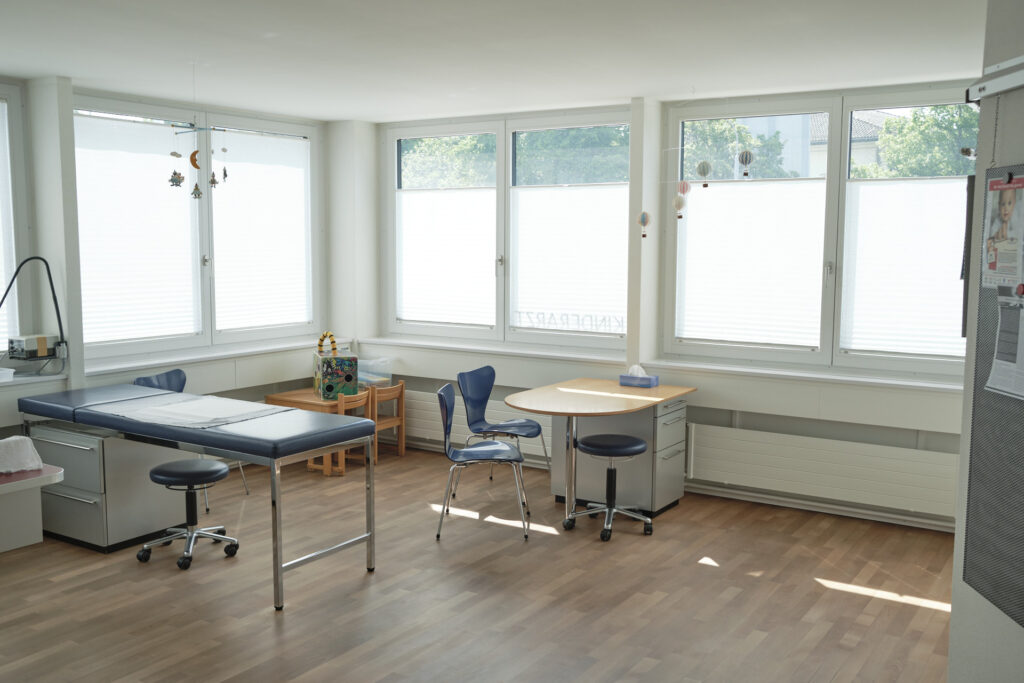 Untersuchungszimmer der Kinderpraxis Witikon