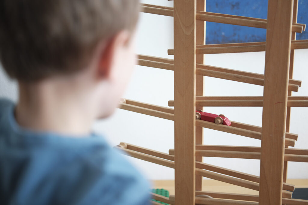 Spielendes Kind im Wartezimmer der Kinderpraxis Witikon