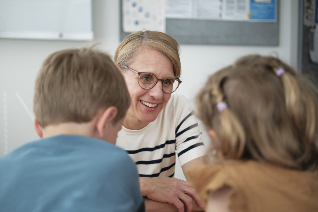 Dr. med. Beatrice Müller mit zwei Kindern