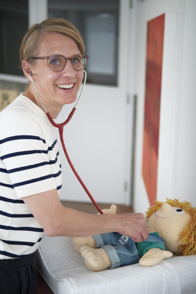 Dr. med. Beatrice Müller untersucht Puppe