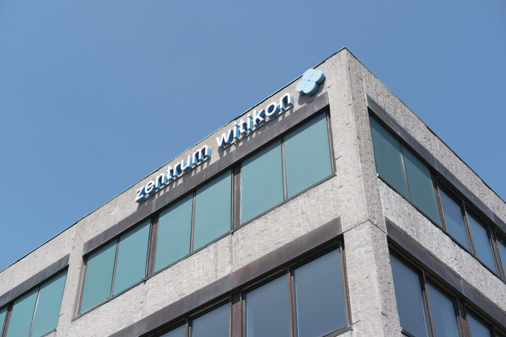 Gebäude Zentrum Witikon mit Kinderpraxis im 1. Stock