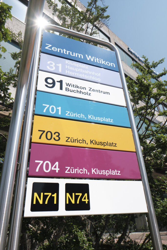 Öffentliche Verkehrsverbindungen beim Zentrum Witikon
